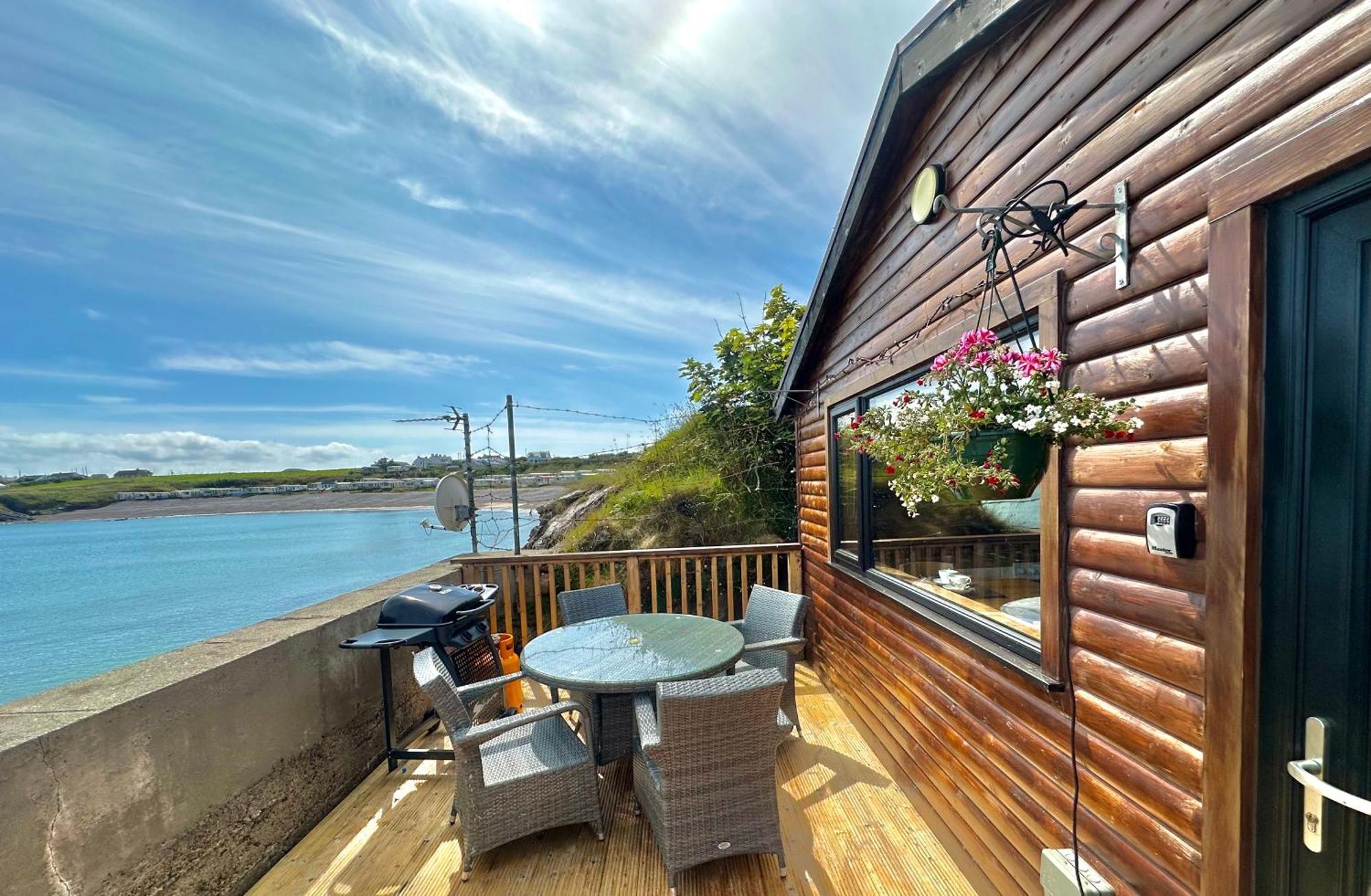 Cosy Portmor Log Cabin- Sea Views, Deck & Relaxation Malin Head 외부 사진