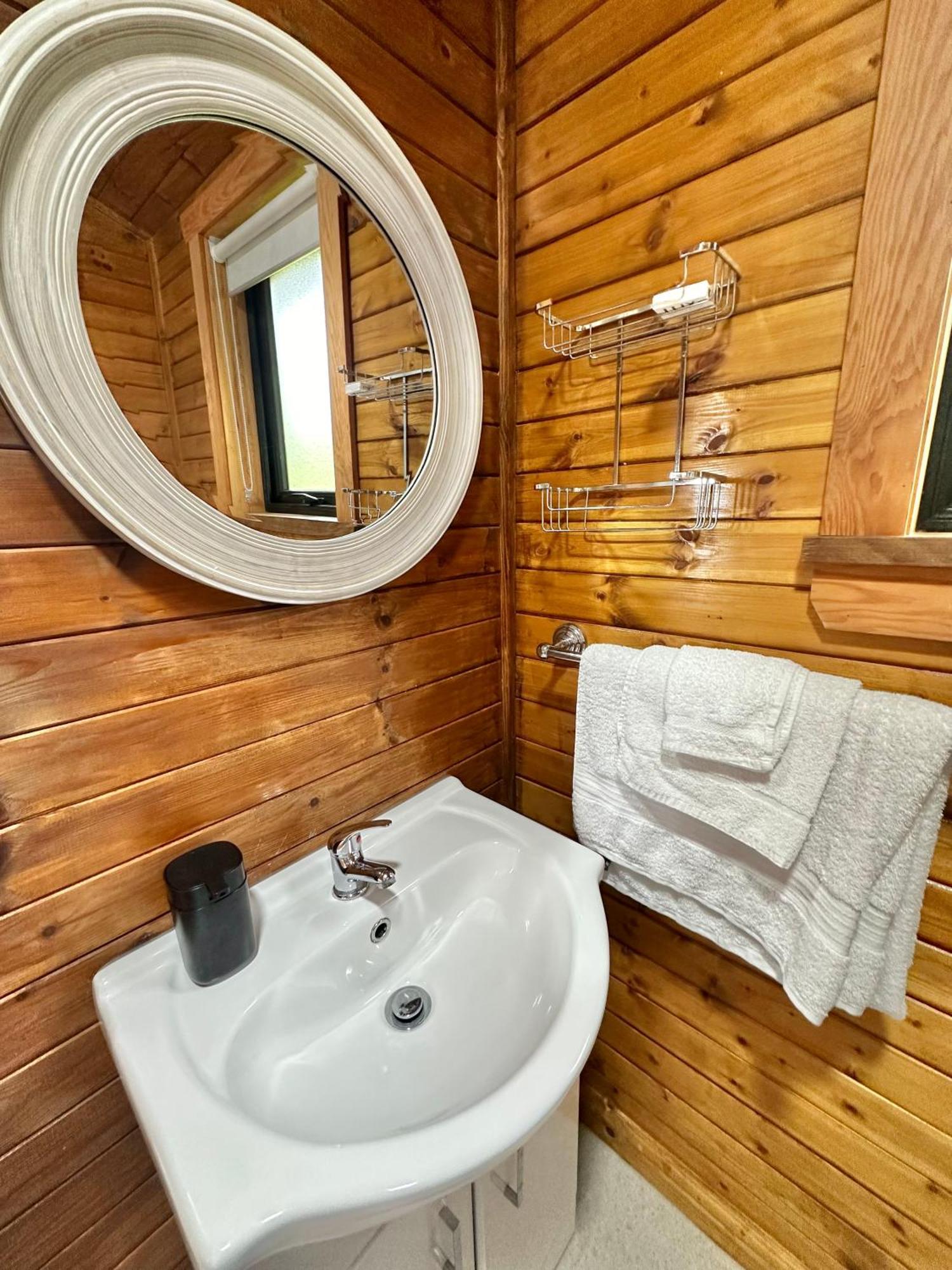 Cosy Portmor Log Cabin- Sea Views, Deck & Relaxation Malin Head 외부 사진