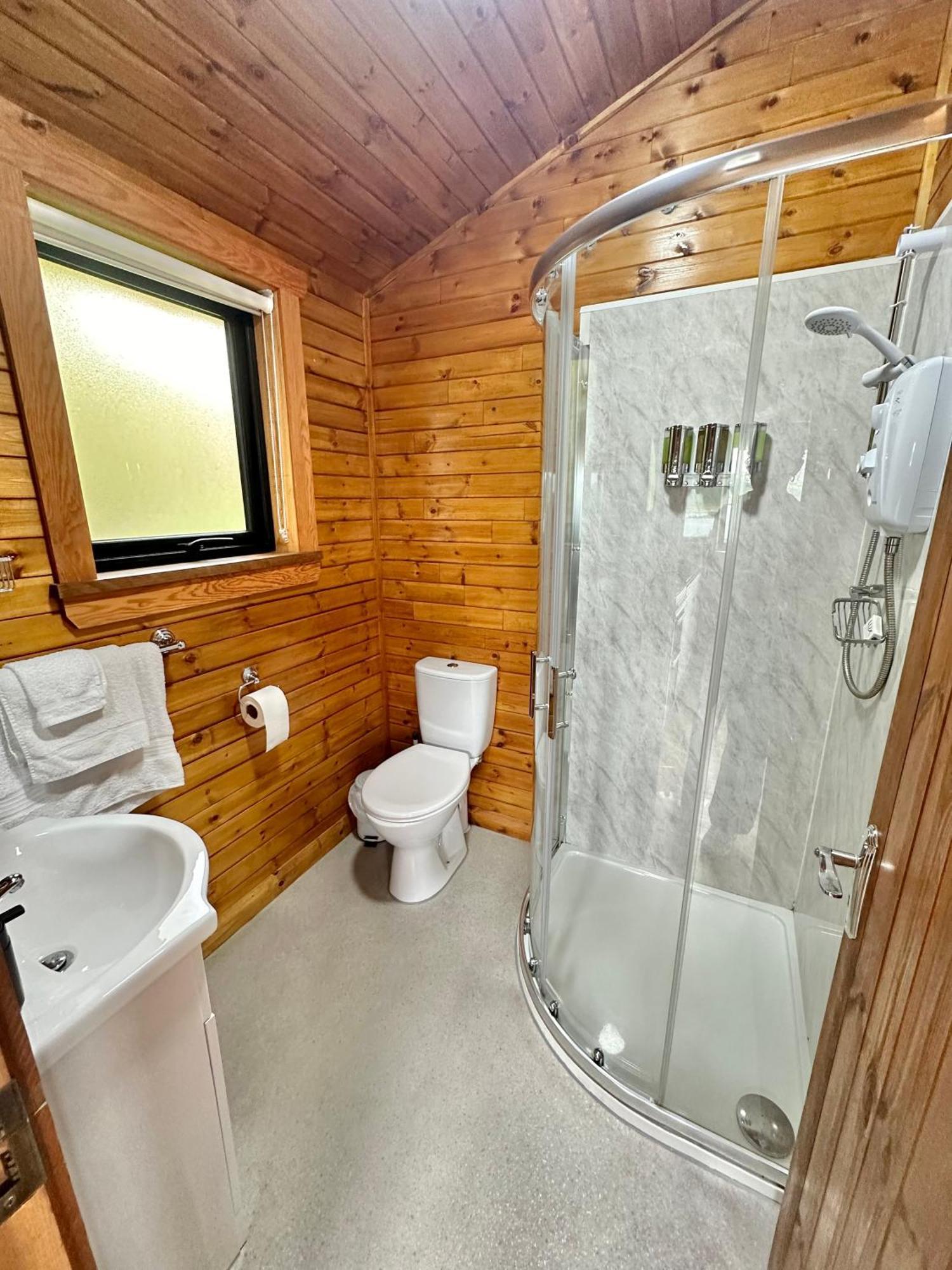 Cosy Portmor Log Cabin- Sea Views, Deck & Relaxation Malin Head 외부 사진
